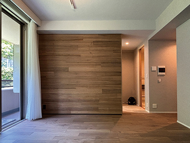 �Ƌ�u���ꂽ��A�X�ɉf���郊�r���O���