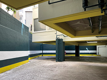 �܂�ŃA�[�g�̂悤�Ȓ��ԏ�